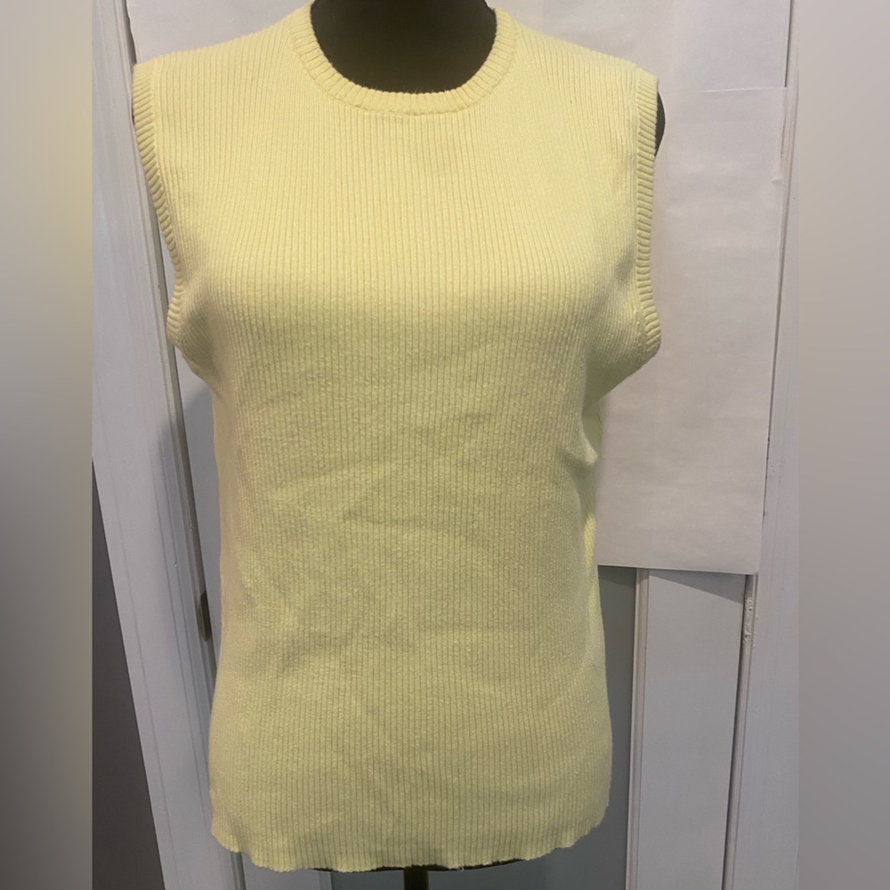 GAP Women‘s butter Yellow Ribbed Sleeveless crew neck
 Sweater XL
